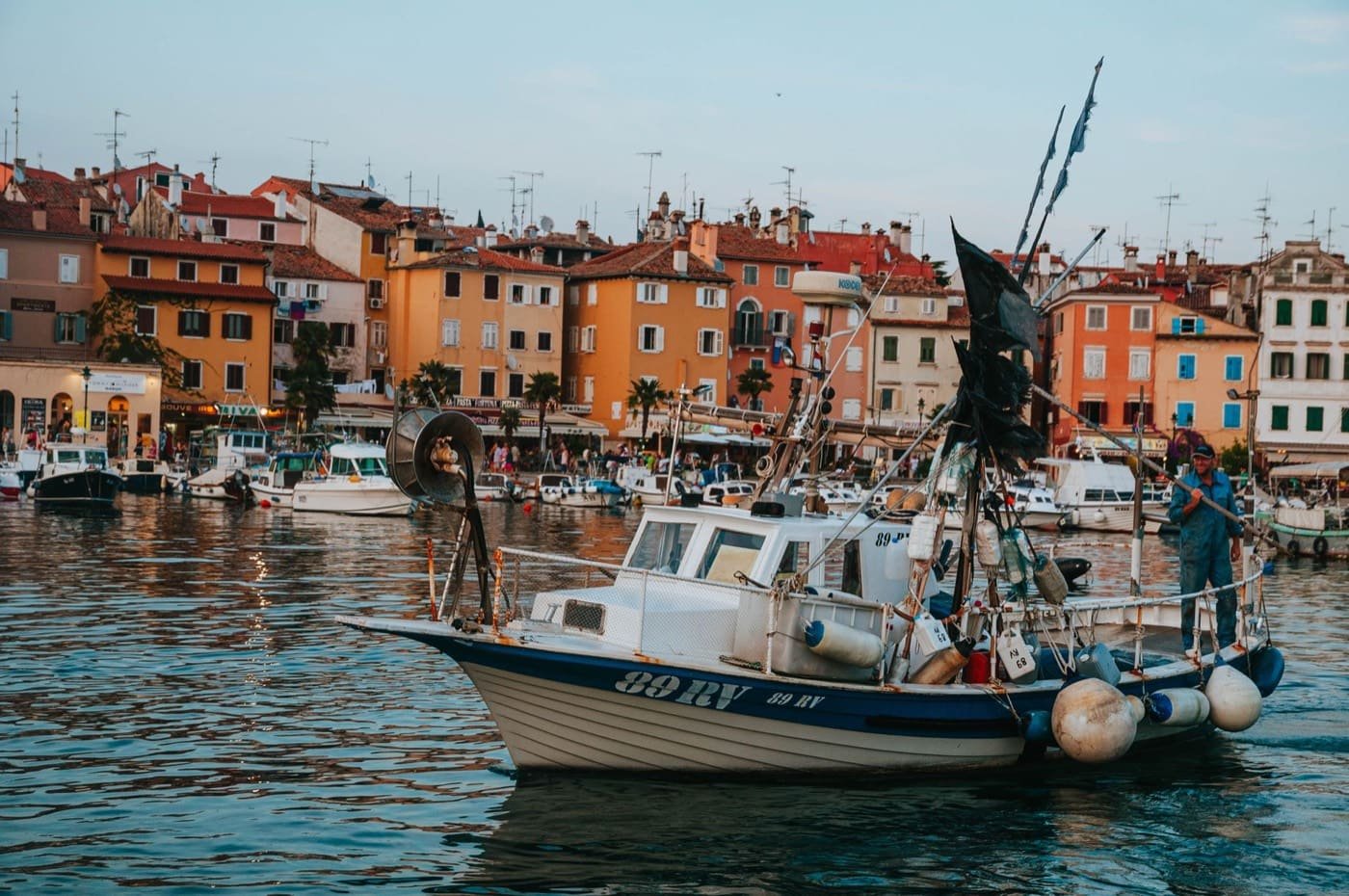 Barche da pesca nel porto-canale