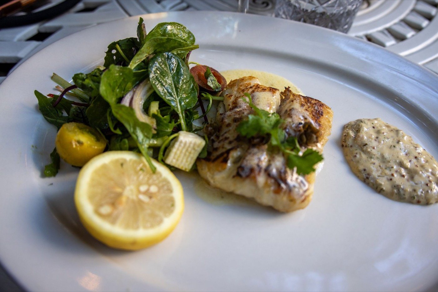 Pesce alla griglia impiattato