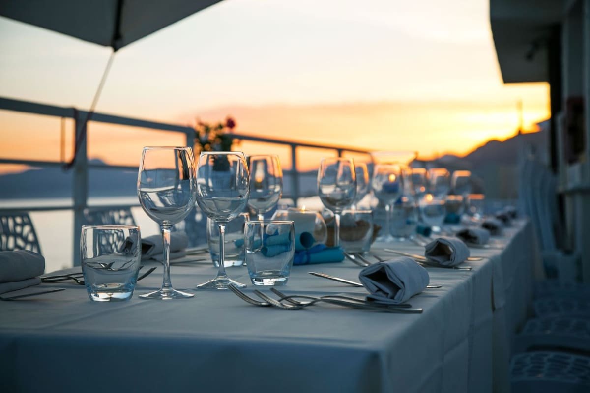 Tavola apparecchiata con vista sul mare